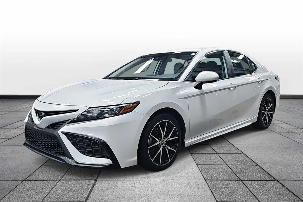 2024 Toyota Camry SE photo 1
