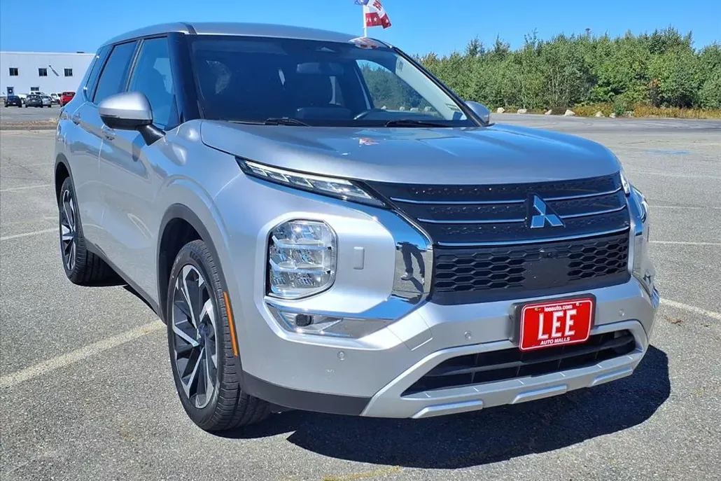 2024 Mitsubishi Outlander SE photo 1
