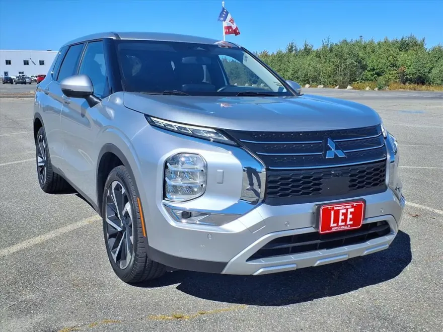 2024 Mitsubishi Outlander SE photo 1