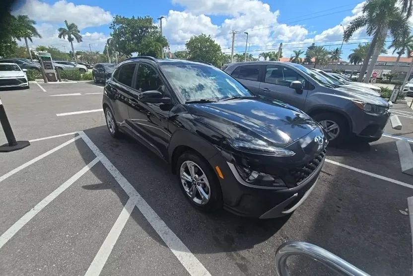 2022 Hyundai Kona SEL photo 1