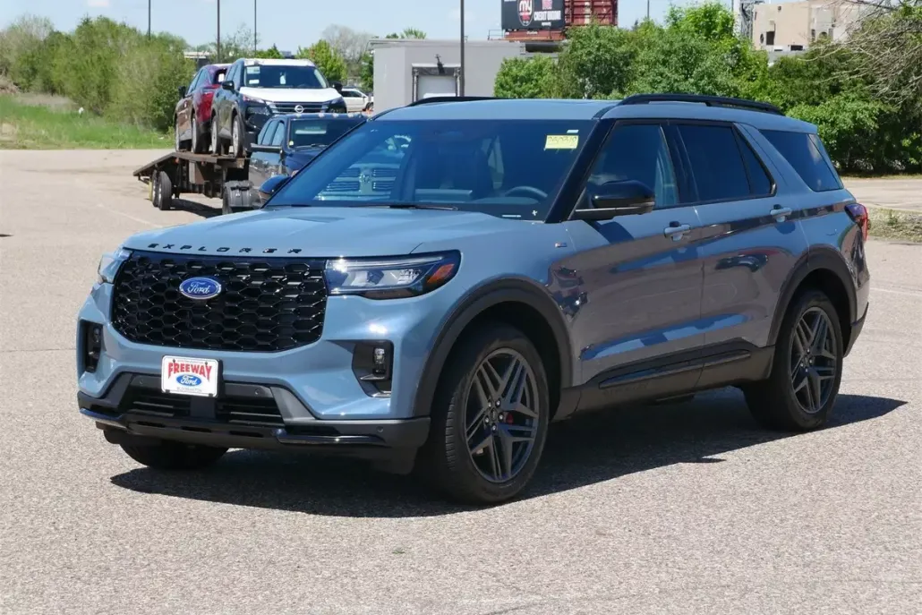 2025 Ford Explorer ST-Line photo 1