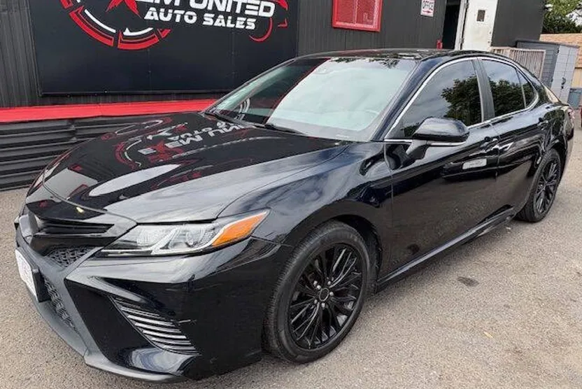 2018 Toyota Camry SE photo 1