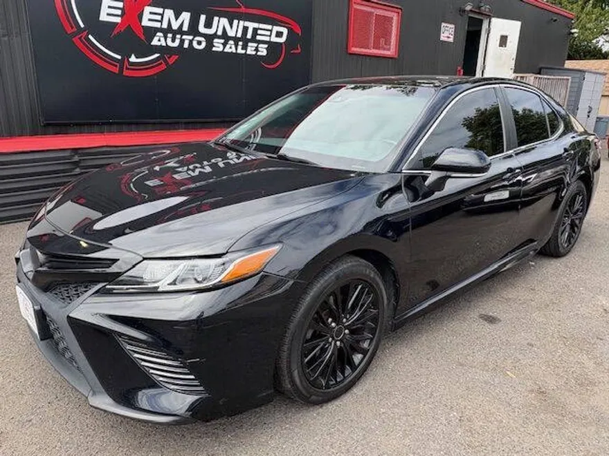 2018 Toyota Camry SE photo 1
