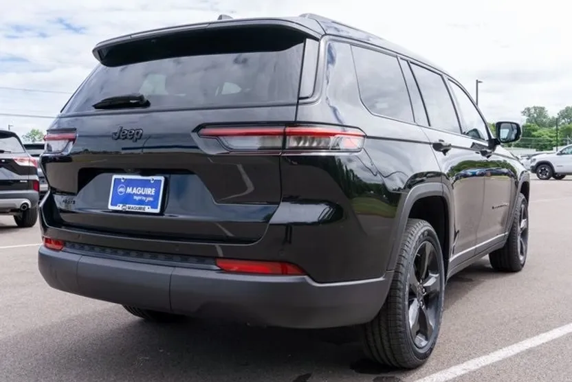 2023 Jeep Grand Cherokee Altitude photo 1