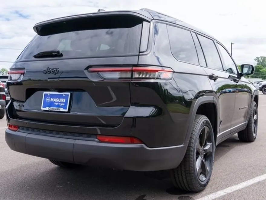 2023 Jeep Grand Cherokee Altitude photo 1