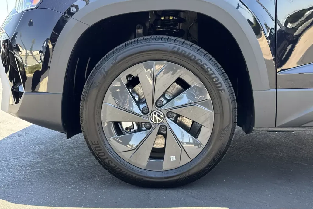 2025 Volkswagen Taos S photo 1