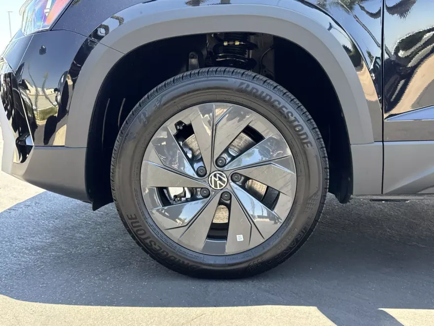 2025 Volkswagen Taos S photo 1