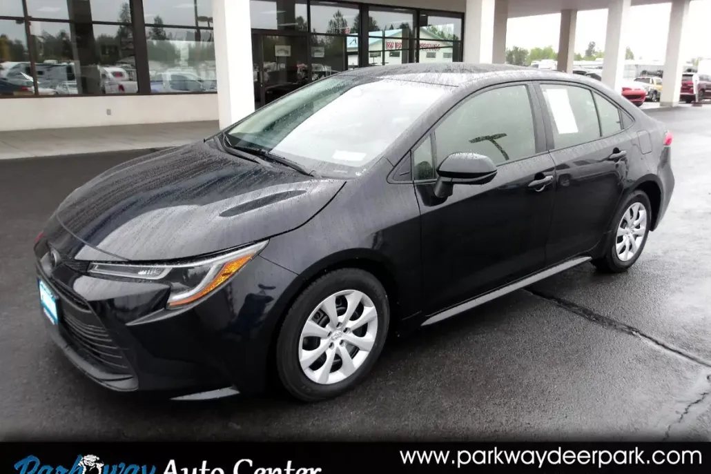 2023 Toyota Corolla LE photo 1