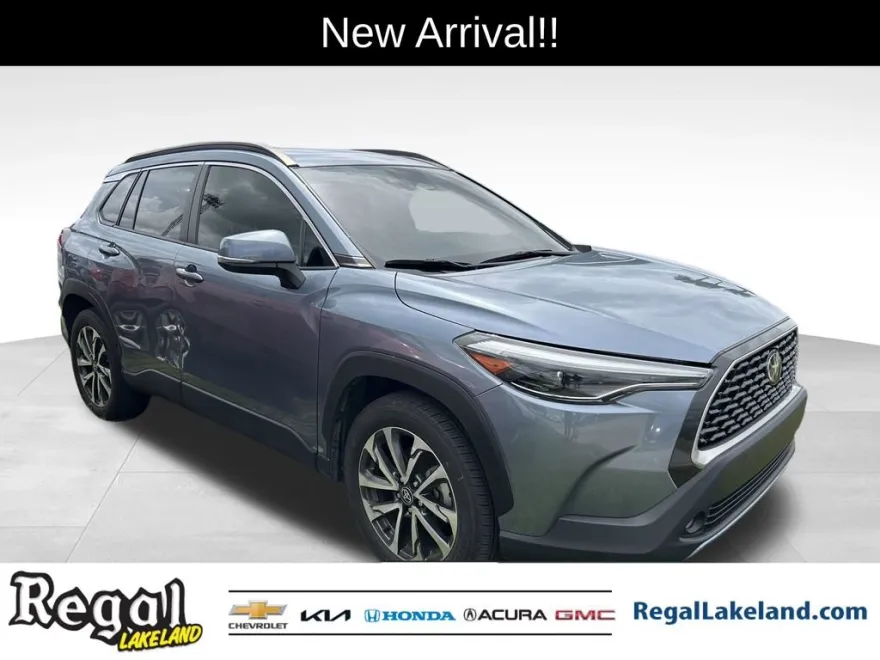 2023 Toyota Corolla Cross XLE photo 1