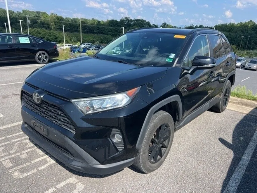 2019 Toyota RAV4 XLE photo 1