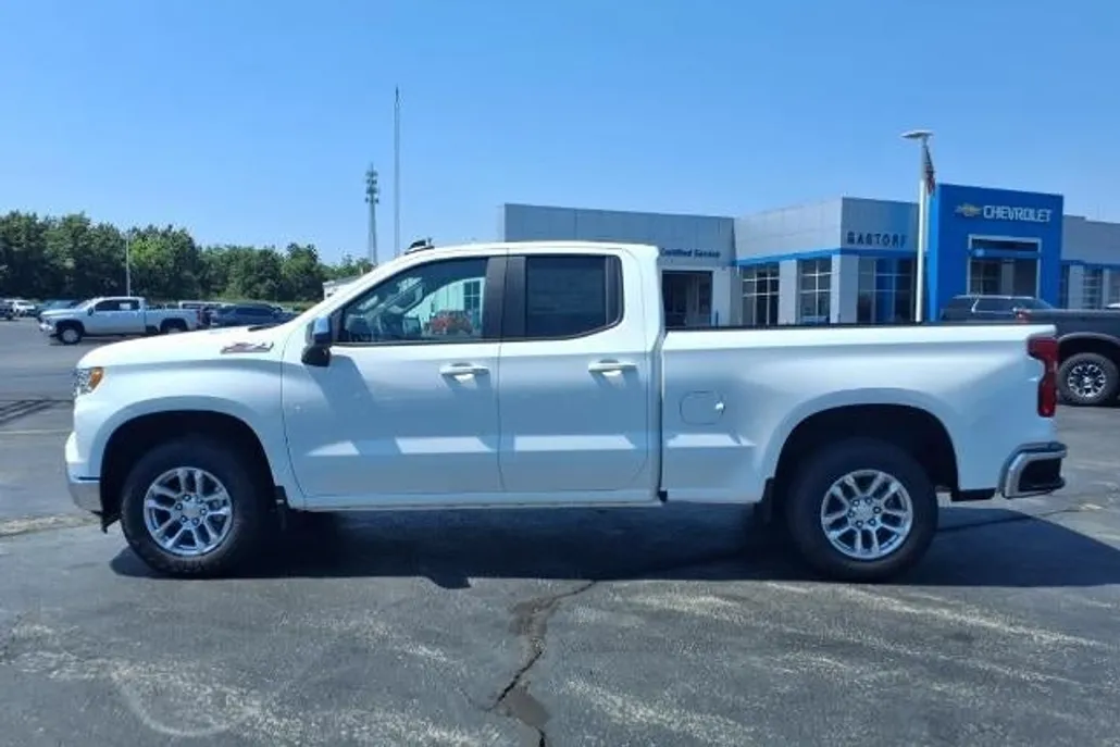2026 Chevrolet Silverado 1500 LT photo 1