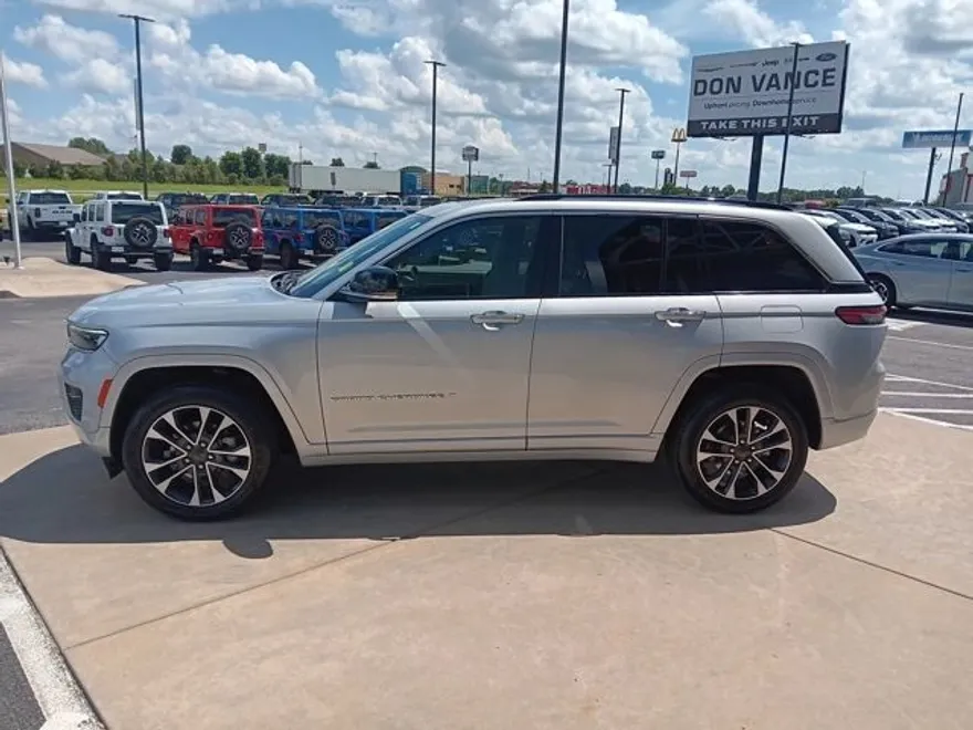 2022 Jeep Grand Cherokee Overland photo 1