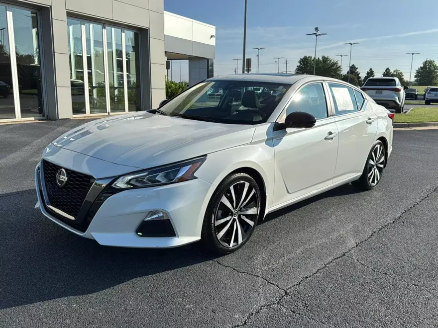 2022 Nissan Altima SR photo 1