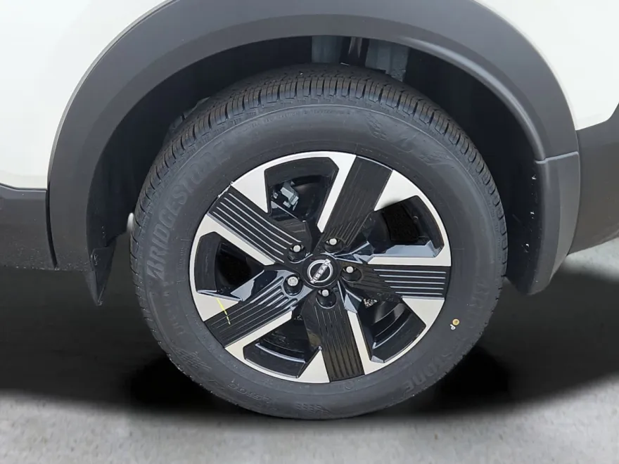 2025 Nissan Kicks SV photo 1