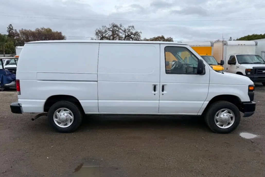 2010 Ford E-150 photo 1