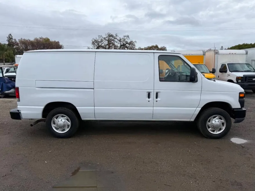 2010 Ford E-150 photo 1