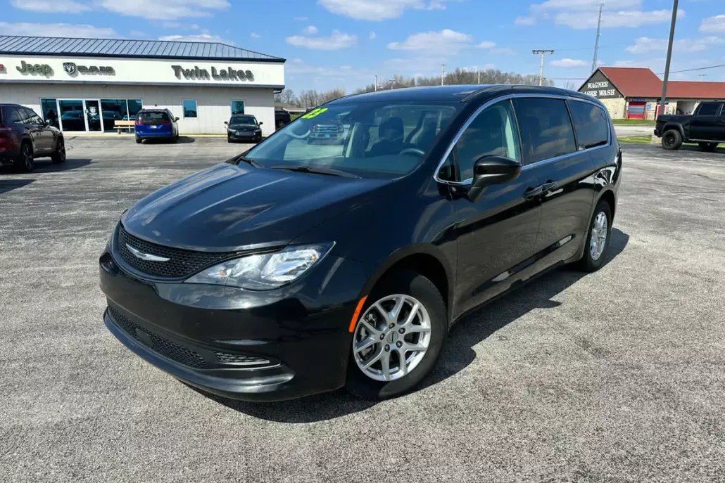 2023 Chrysler Voyager LX photo 1