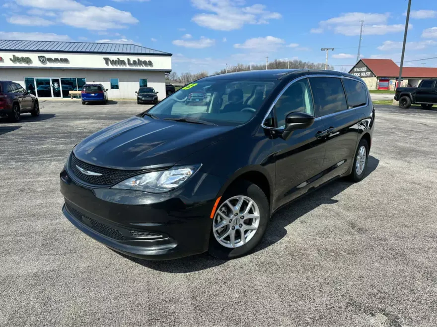 2023 Chrysler Voyager LX photo 1