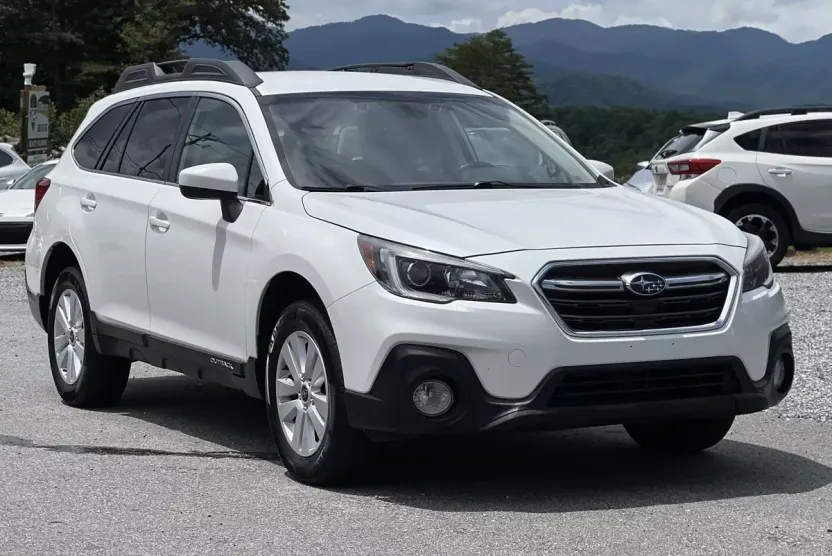 2019 Subaru Outback 2.5i Premium photo 1
