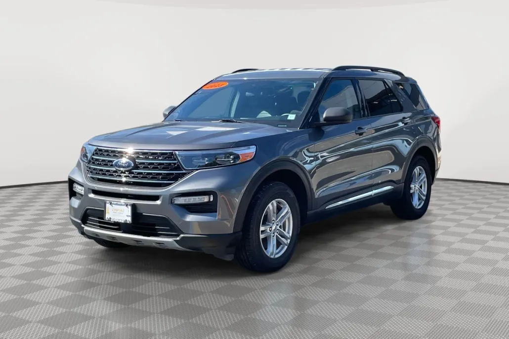2023 Ford Explorer XLT photo 1