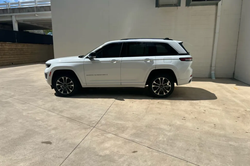 2023 Jeep Grand Cherokee Overland photo 1