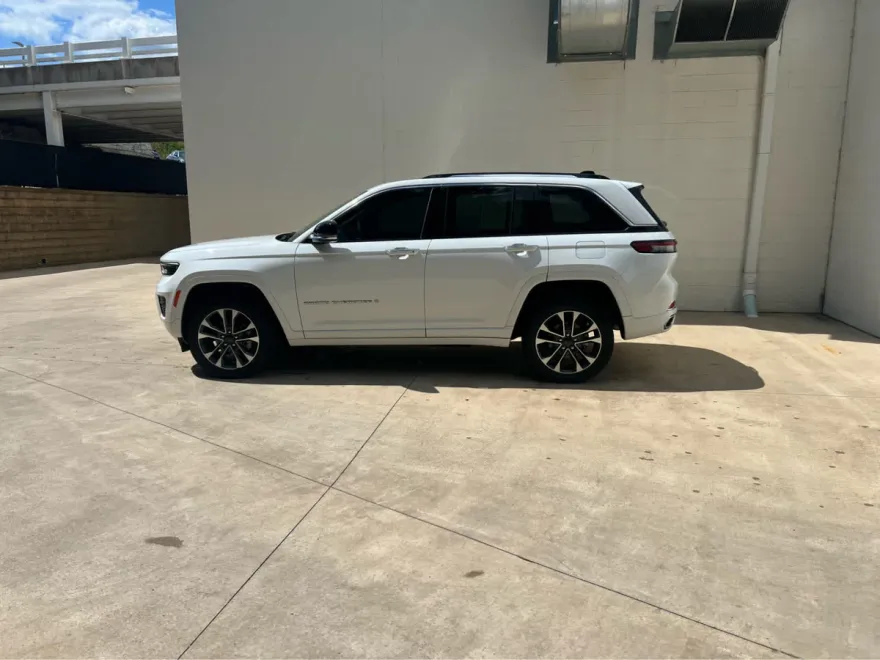 2023 Jeep Grand Cherokee Overland photo 1