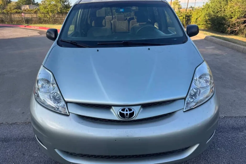 2008 Toyota Sienna LE photo 1