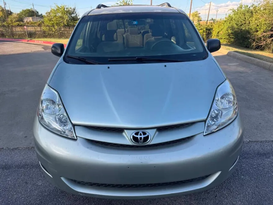 2008 Toyota Sienna LE photo 1