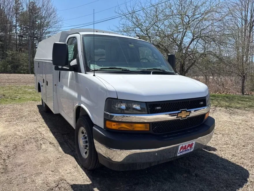 2024 Chevrolet Express Cutaway 3500 photo 1