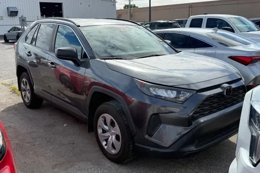 2020 Toyota RAV4 LE photo 1