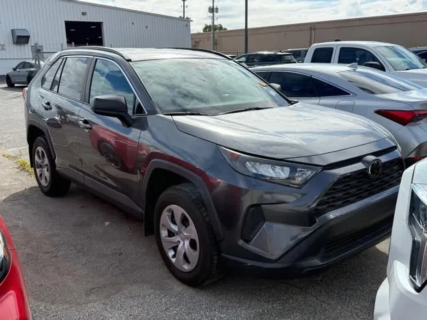 2020 Toyota RAV4 LE photo 1