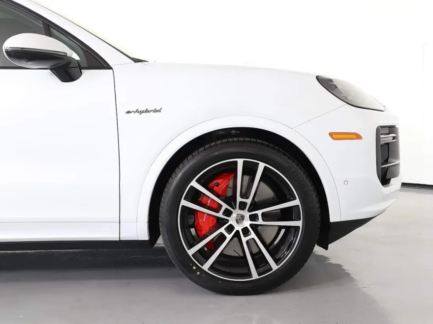 2025 Porsche Cayenne Turbo E-Hybrid photo 11