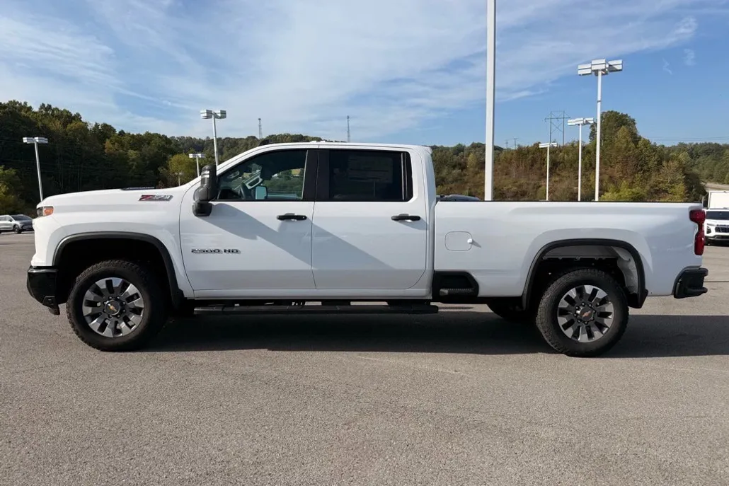 2025 Chevrolet Silverado 2500HD Custom photo 1