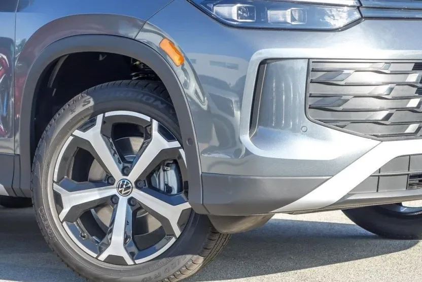 2025 Volkswagen Tiguan SE photo 1