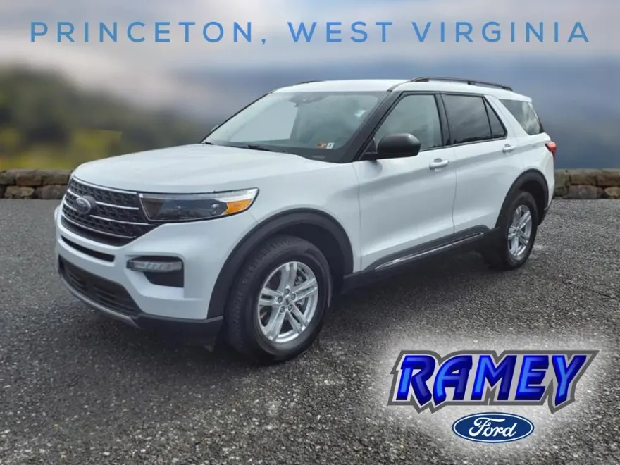 2023 Ford Explorer XLT photo 1