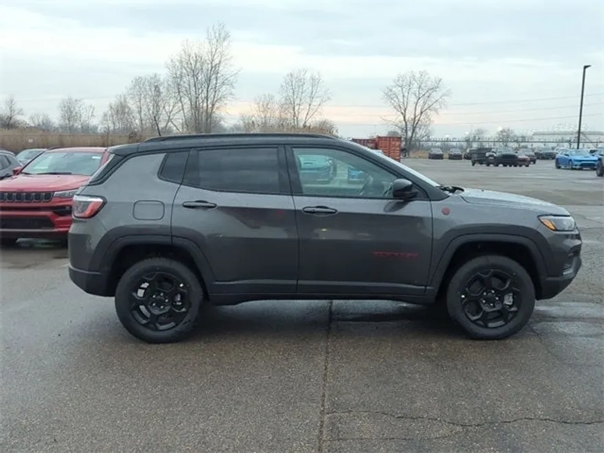 2024 Jeep Compass Trailhawk photo 1