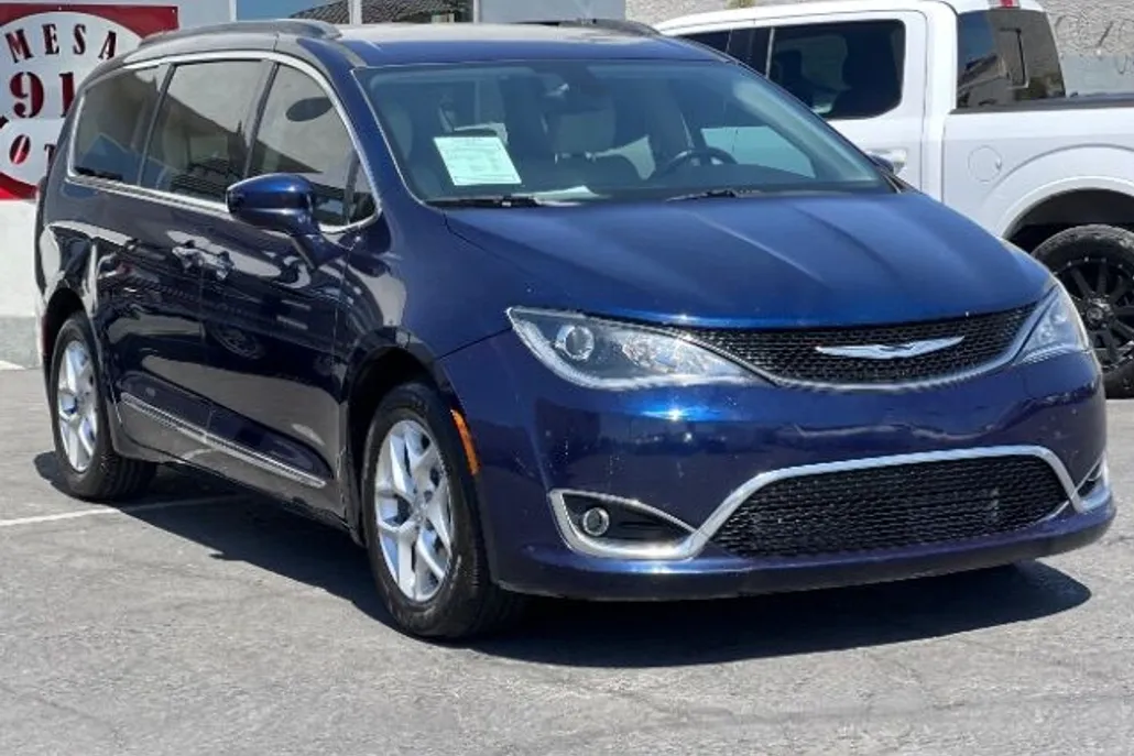 2017 Chrysler Pacifica Touring L photo 1