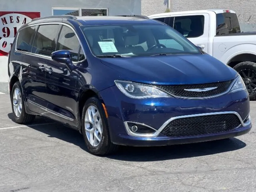 2017 Chrysler Pacifica Touring L photo 1
