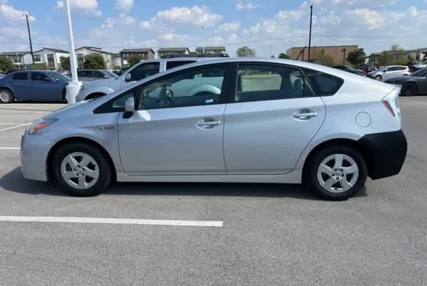 2010 Toyota Prius Four photo 1