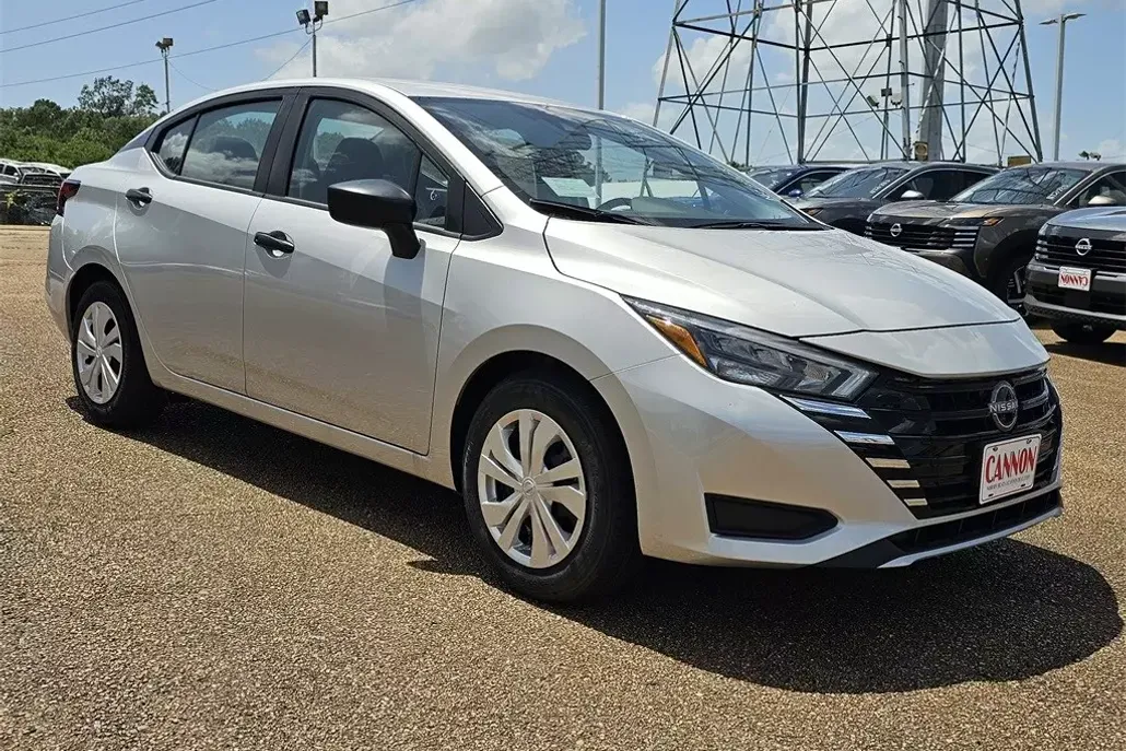 2025 Nissan Versa 1.6 S photo 1