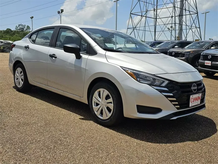 2025 Nissan Versa 1.6 S photo 1