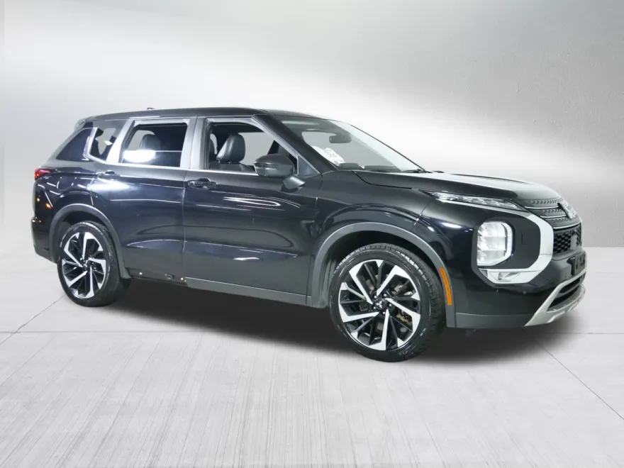 2022 Mitsubishi Outlander SE photo 1