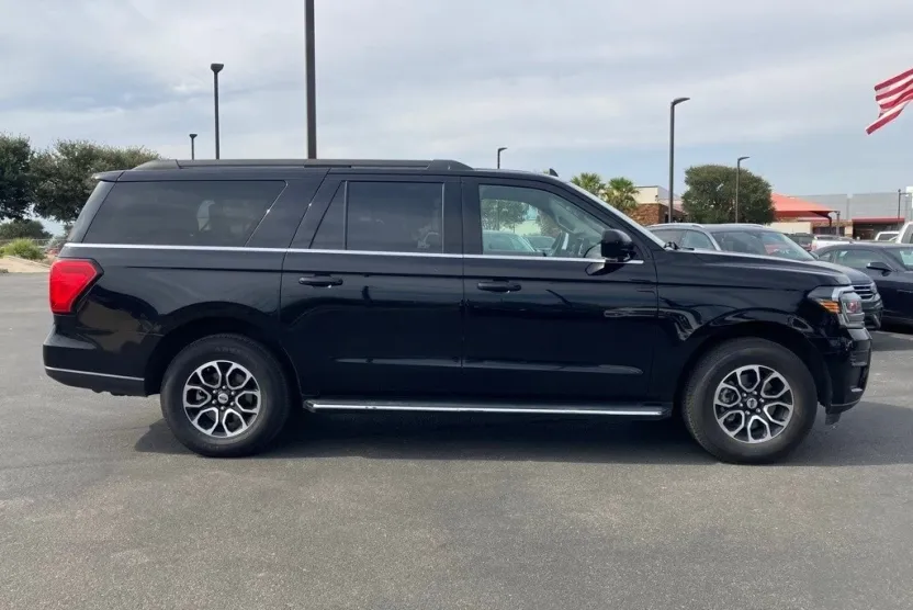 2023 Ford Expedition MAX XLT photo 1