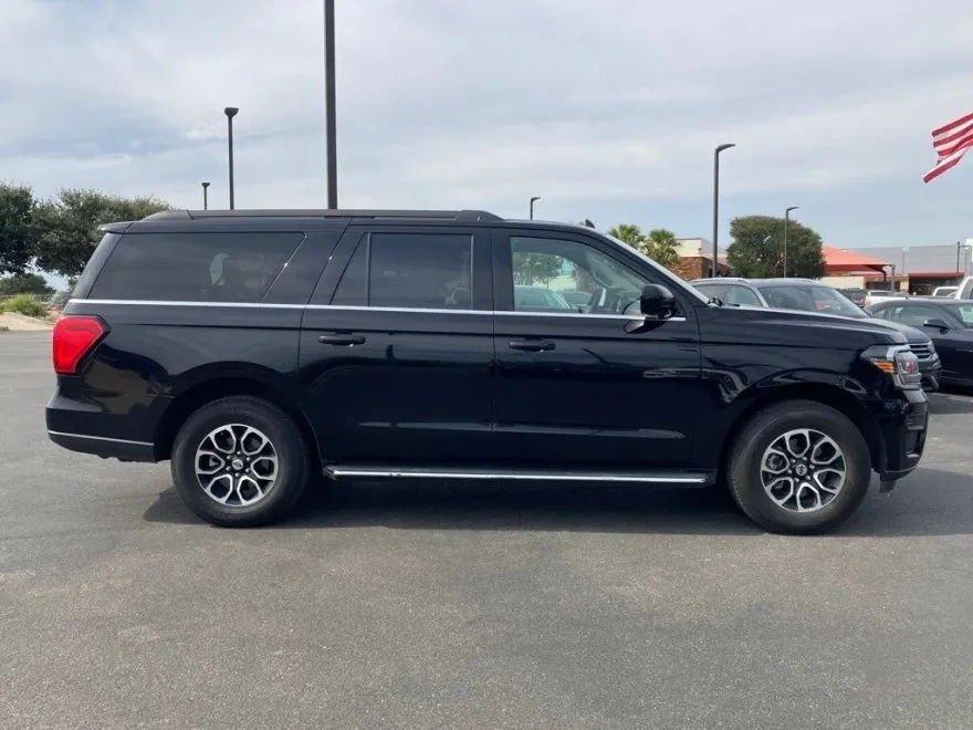 2023 Ford Expedition MAX XLT photo 1