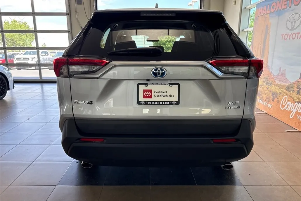 2024 Toyota RAV4 Hybrid XLE photo 1