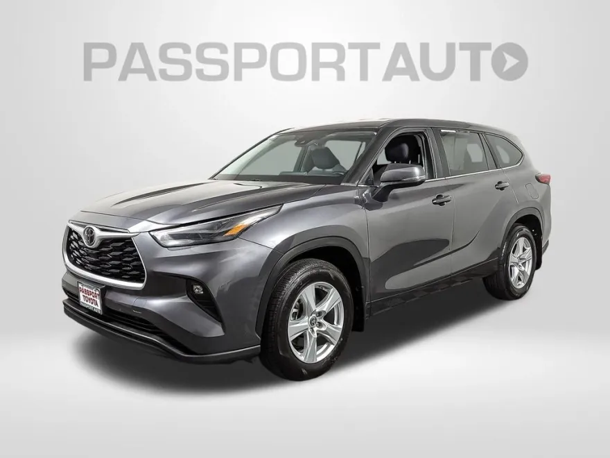 2023 Toyota Highlander LE photo 1