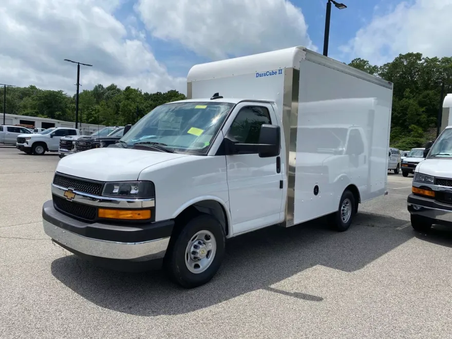 2025 Chevrolet Express Cutaway Van photo 1
