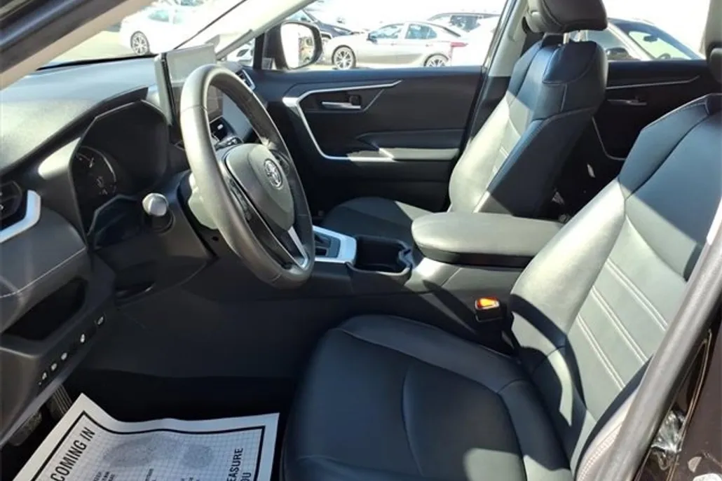 2023 Toyota RAV4 XLE Premium photo 1