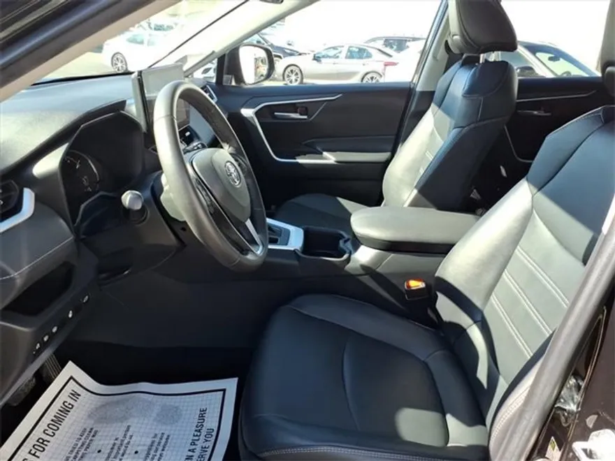 2023 Toyota RAV4 XLE Premium photo 1