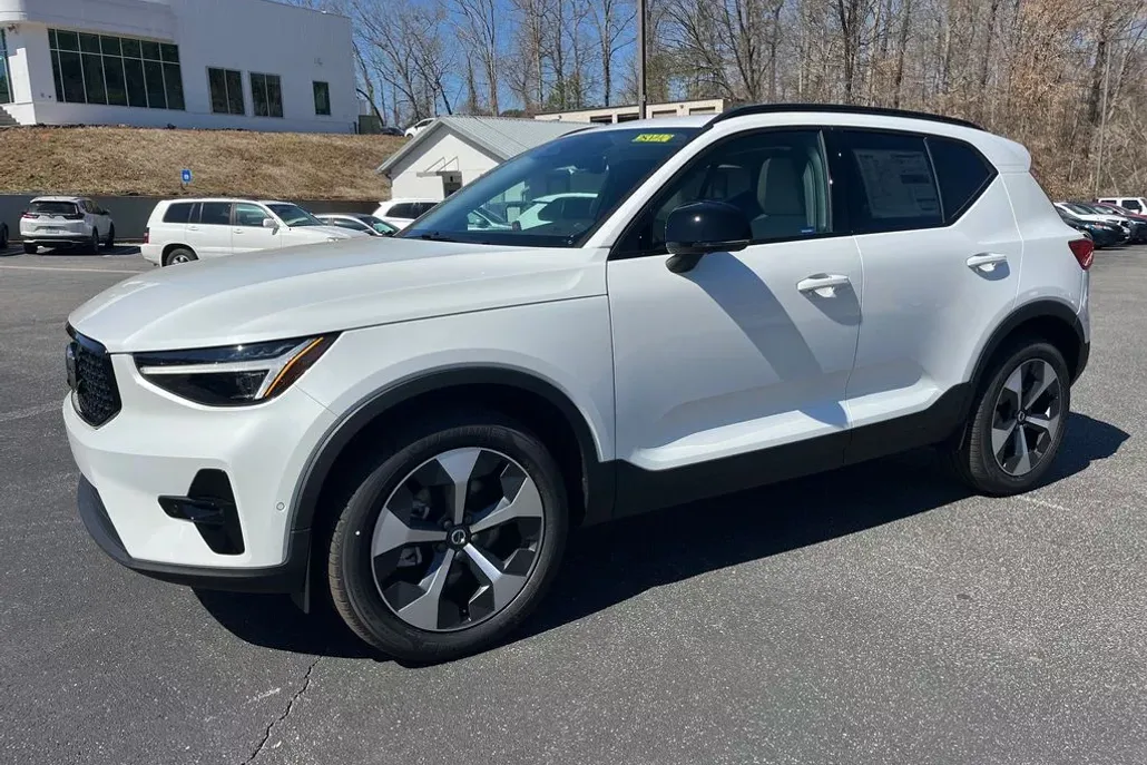 2025 Volvo XC40 Plus photo 1